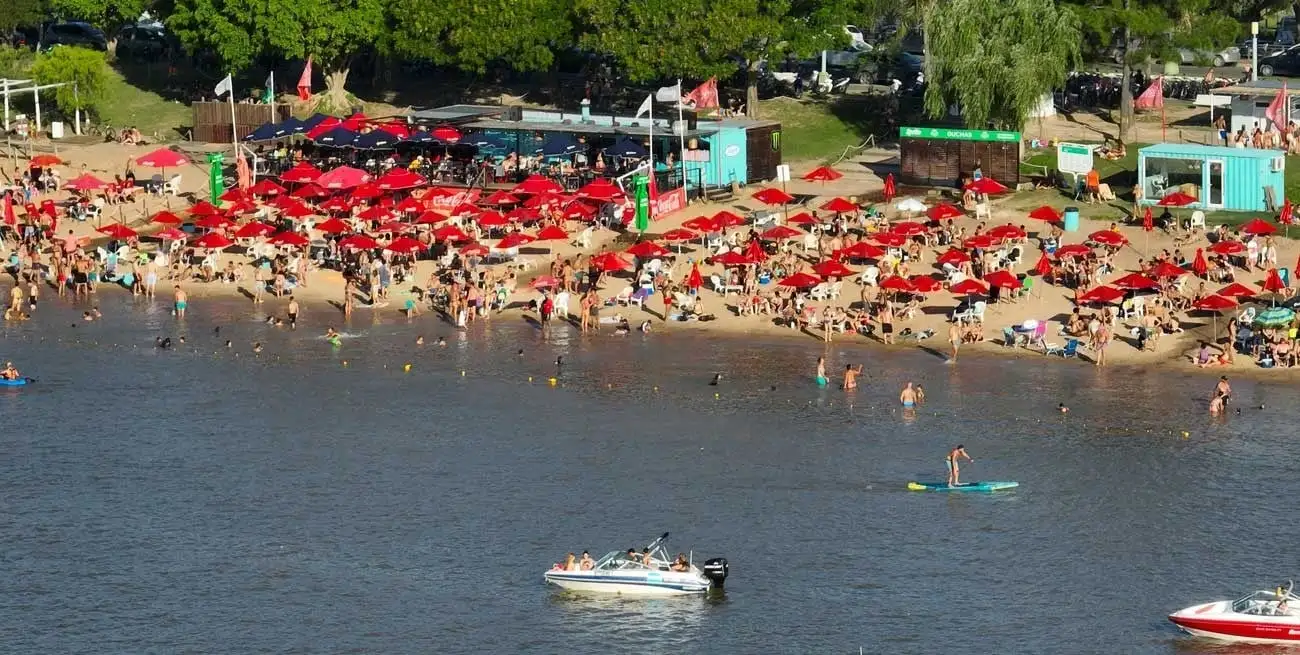 La playa Este, repleta de gente en las tardes de verano en Santa Fe. Foto: Fernando Nicola.