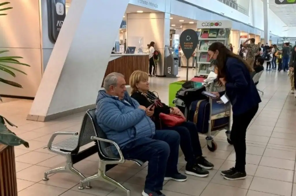 Conflicto gremial en el aeropuerto de Rosario: hay más de mil pasajeros varados