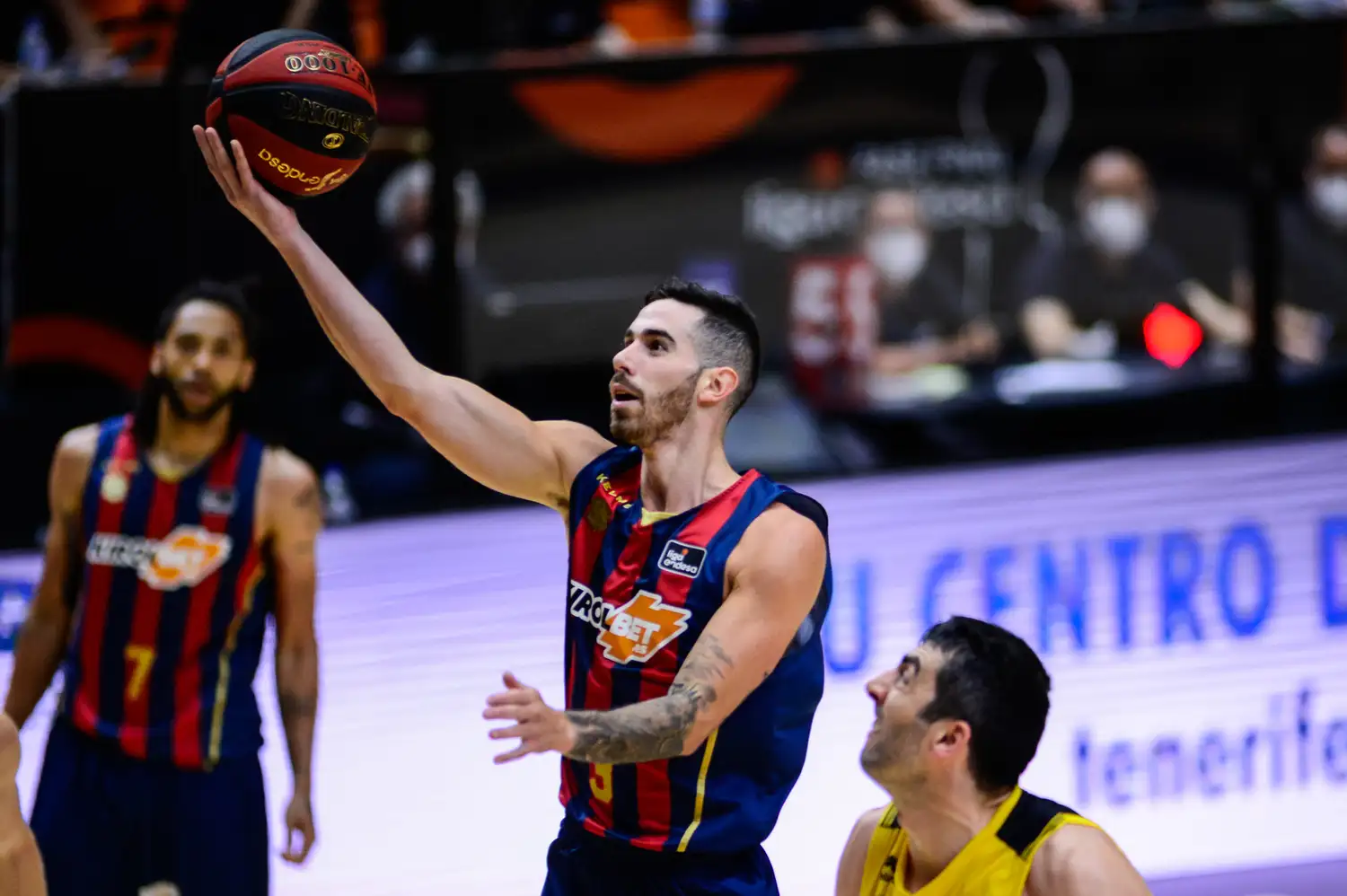 Baskonia ganó con 10 puntos de Vildoza