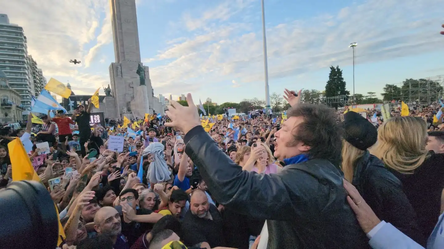 Los hechos ocurrieron en la Plaza Grigera, cuando el mandatario se dirigía al lugar acompañado por autoridades de su partido.
