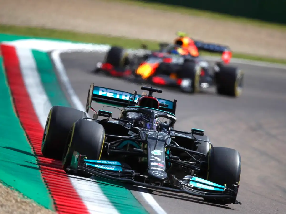 Hamilton logró en Imola la “pole” 99 de su carrera