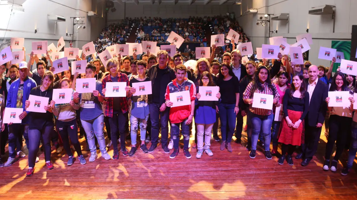 La provincia entregó becas a estudiantes secundarios de la ciudad de Santa Fe