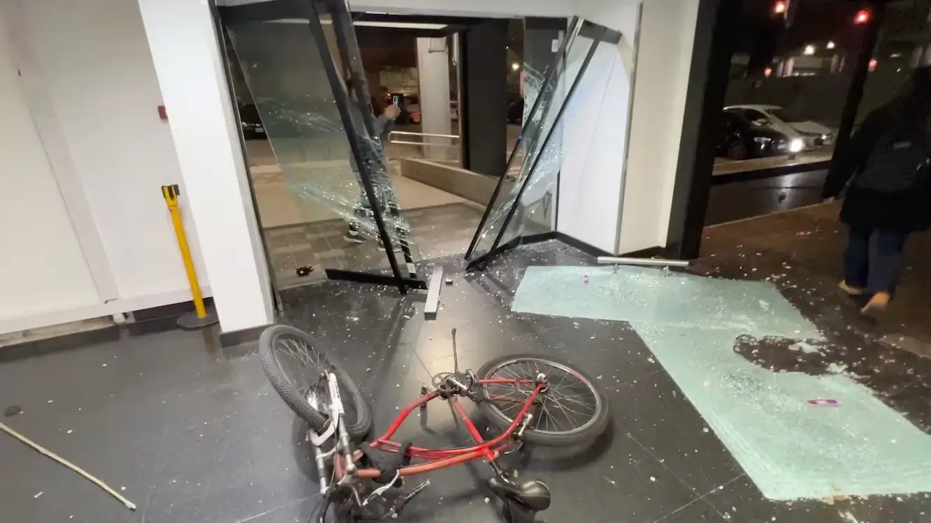 Tras la condena a Cristina Kirchner, militantes entraron por la fuerza a edificio de TN y Canal 13. (Foto y Video: Mario Peredo / TN)