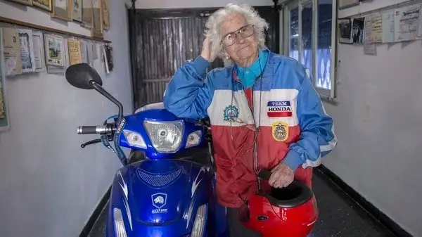 Tiene 90 años, fue pionera en obtener el registro profesional y es musa de La Renga