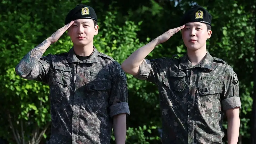 Los cantantes surcoreanos cumplieron 18 meses de servicio en la 5ta División de Infantería del condado de Yeoncheon tras alistarse juntos (REUTERS/Kim Hong-Ji)