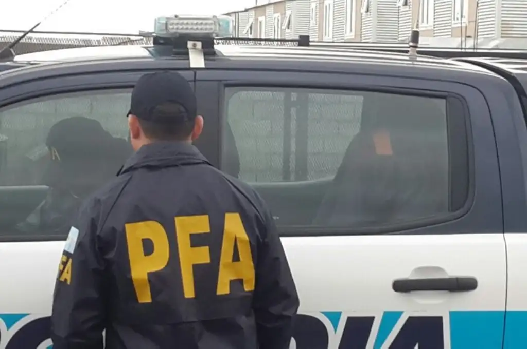 Detienen a policía federal con casi dos kilos de marihuana
