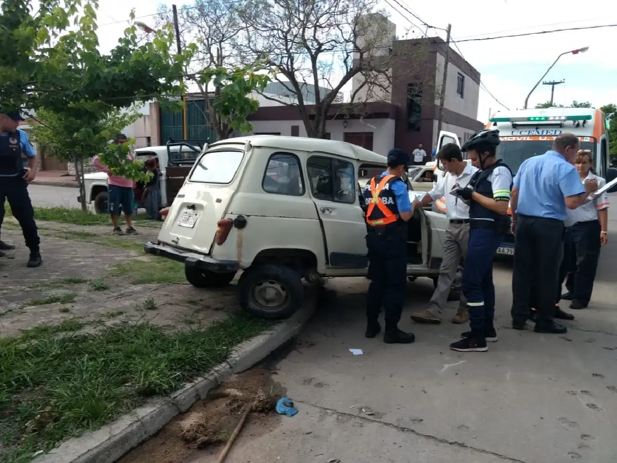 Choque terminó con una renoleta sobre la vereda