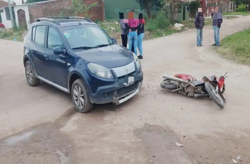 Otro choque entre un auto y una moto