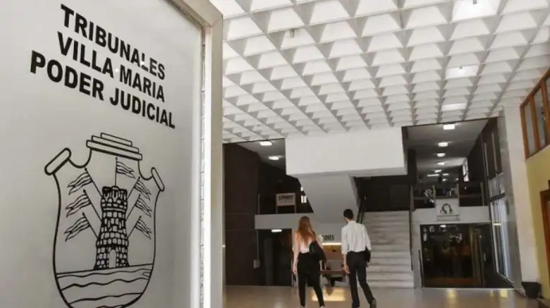 Insólito: le hizo costosos regalos a su pareja, terminaron y la denunció por “estafa sentimental”