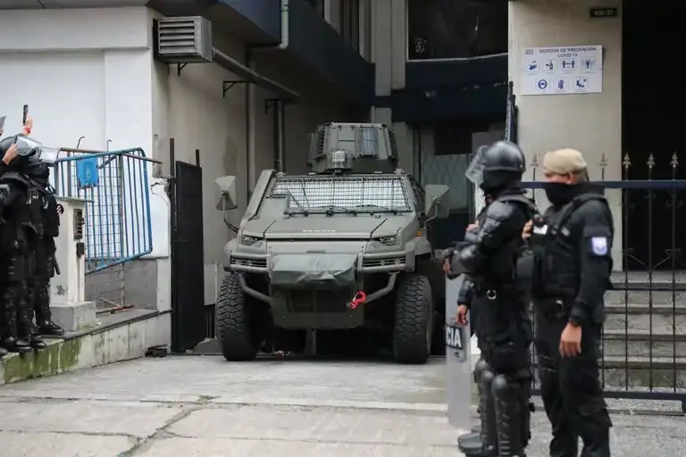 Fotografía de un vehículo blindado donde trasladan al exvicepresidente ecuatoriano Jorge Glas en Quito.