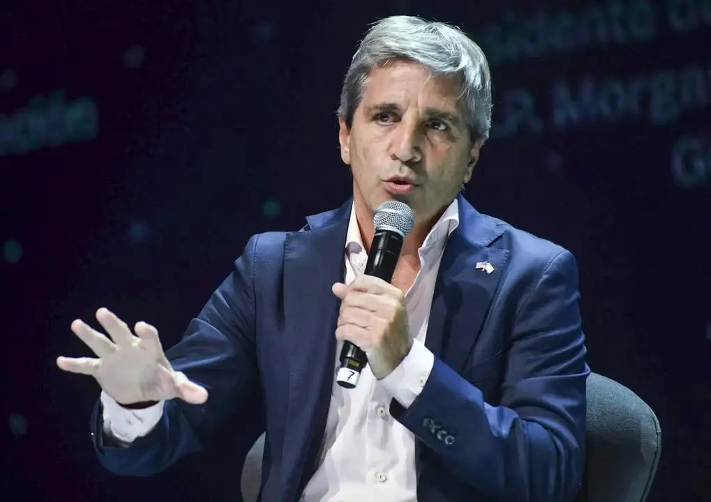 Caputo anticipó que el Gobierno prevé un superávit financiero por cuarto año consecutivo