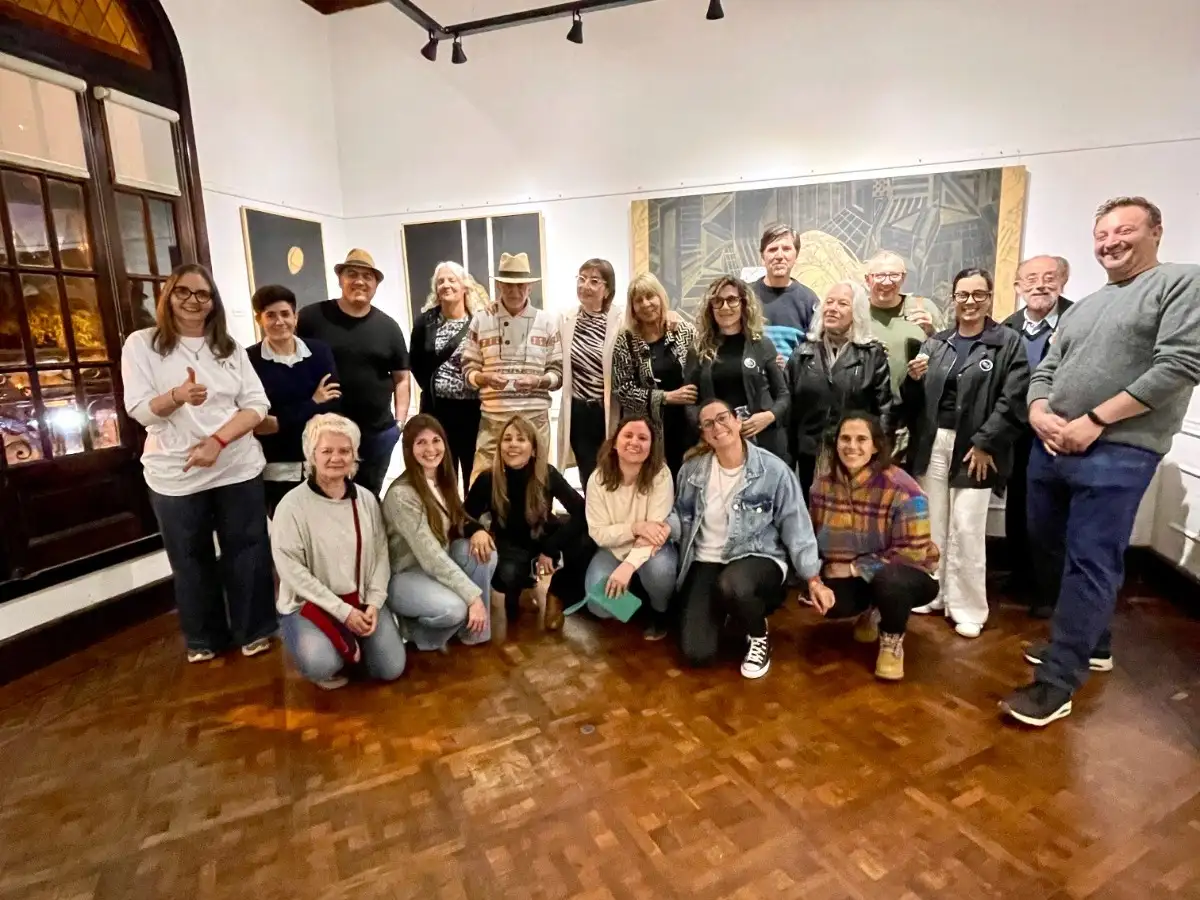 Algunos miembros del Museo Internacional de Arte (MIA) de Venado Tuerto, durante la celebración. Foto: Gentileza