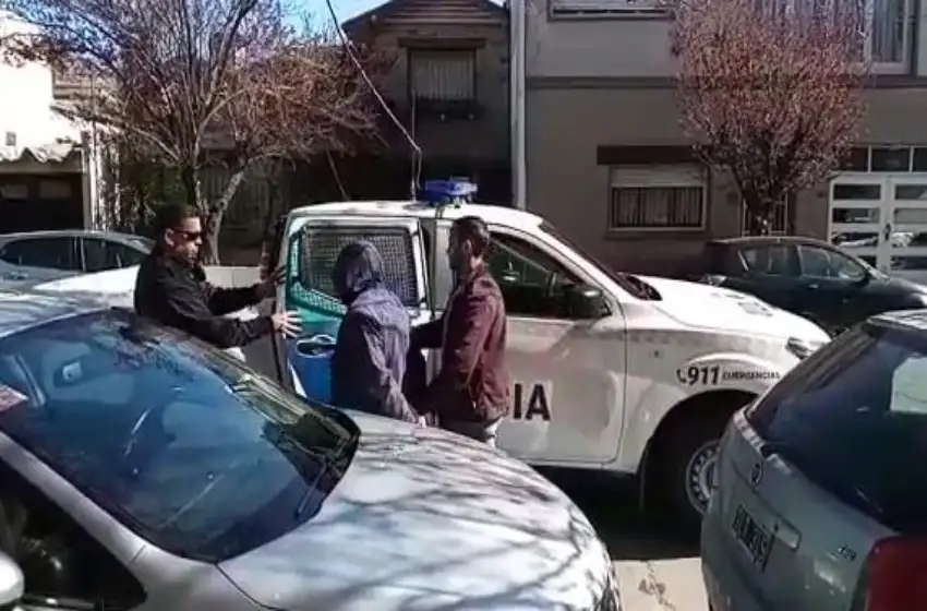 Dos delincuentes fueron sorprendidos cuando intentaban abrir una camioneta