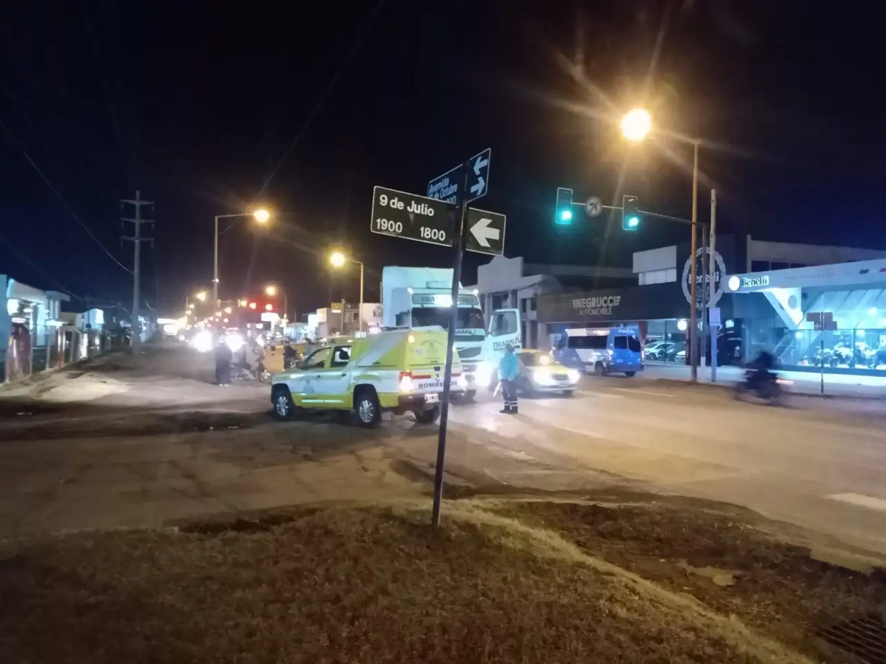 Motociclista internado tras chocar con un camión en Ruta 8