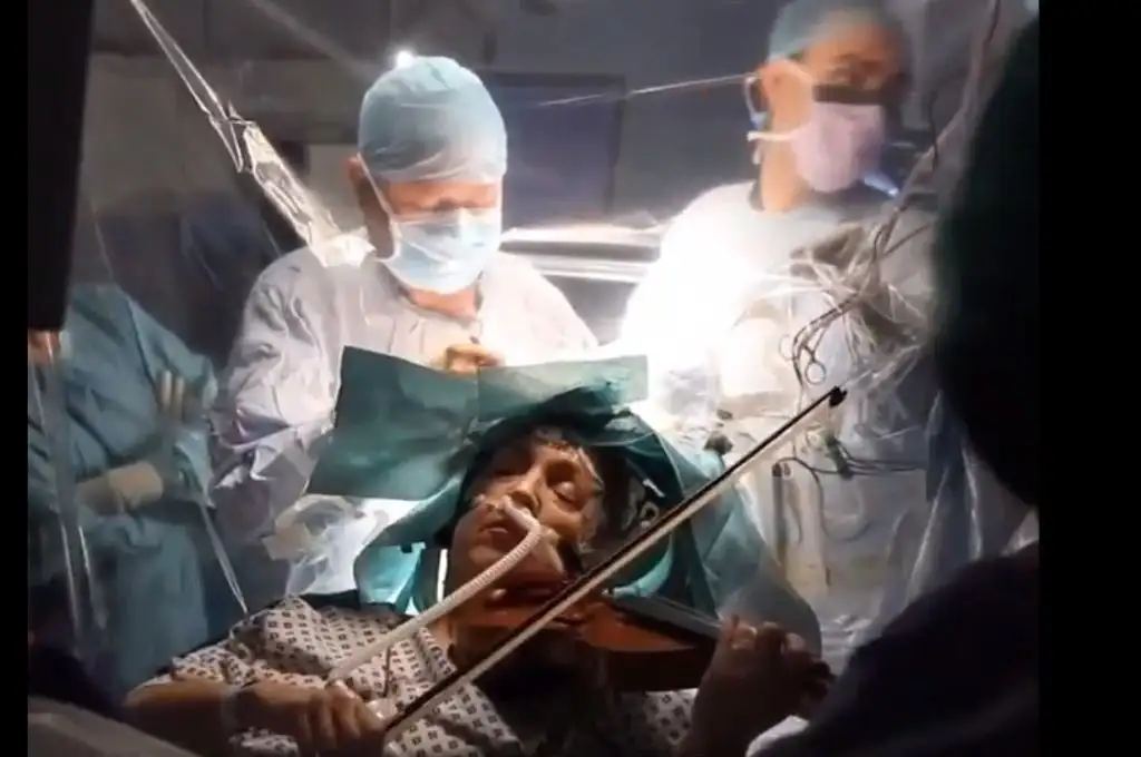 Tocó el violín mientras la operaban para extraerle un tumor cerebral