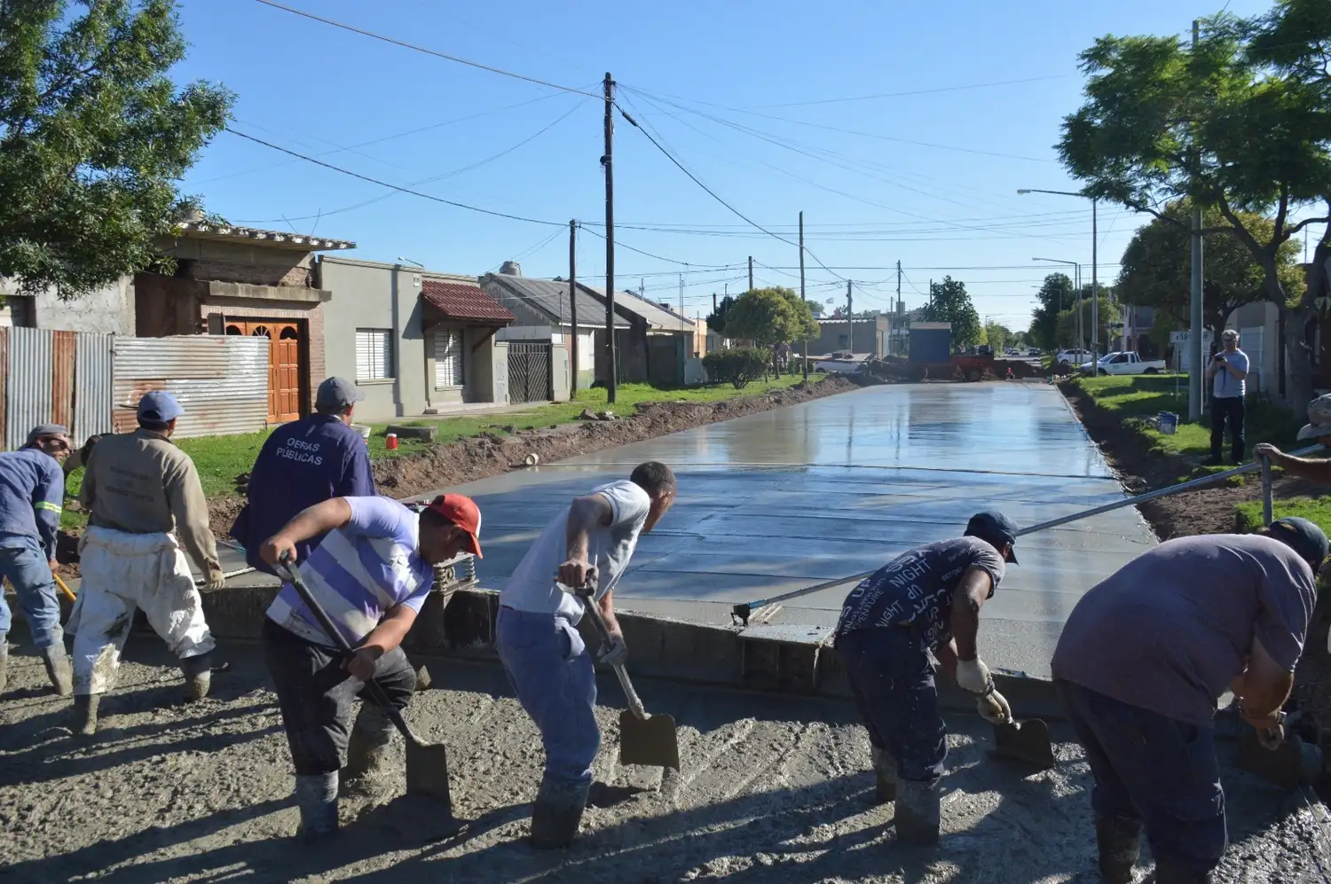 El gobierno municipal realiza el hormigonado de la primera cuadra de 2024