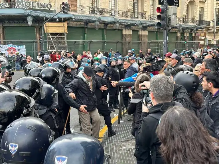 Además, se viralizó la imagen de una niña a la que le arrojaron gas pimienta.