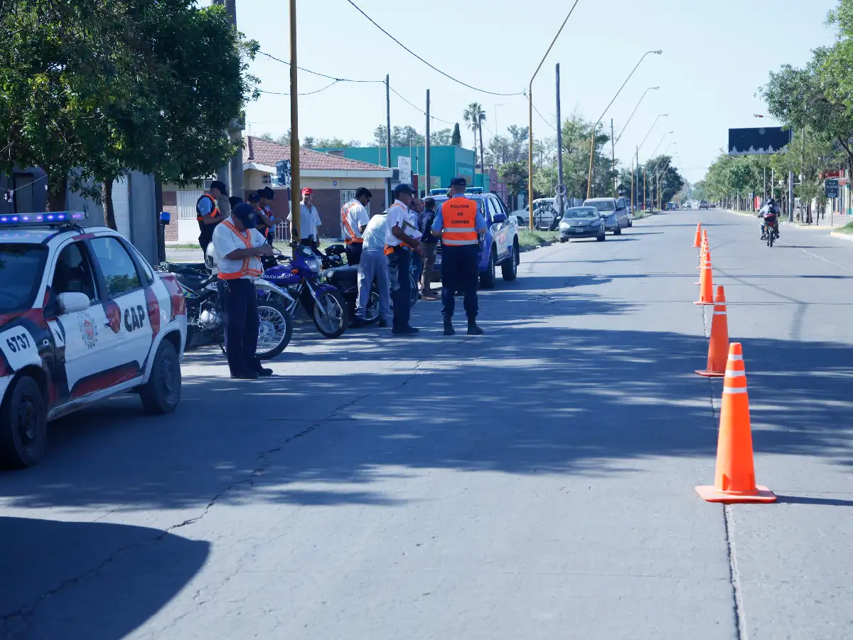 Quince motos y un auto secuestrados, y una mujer detenida durante control