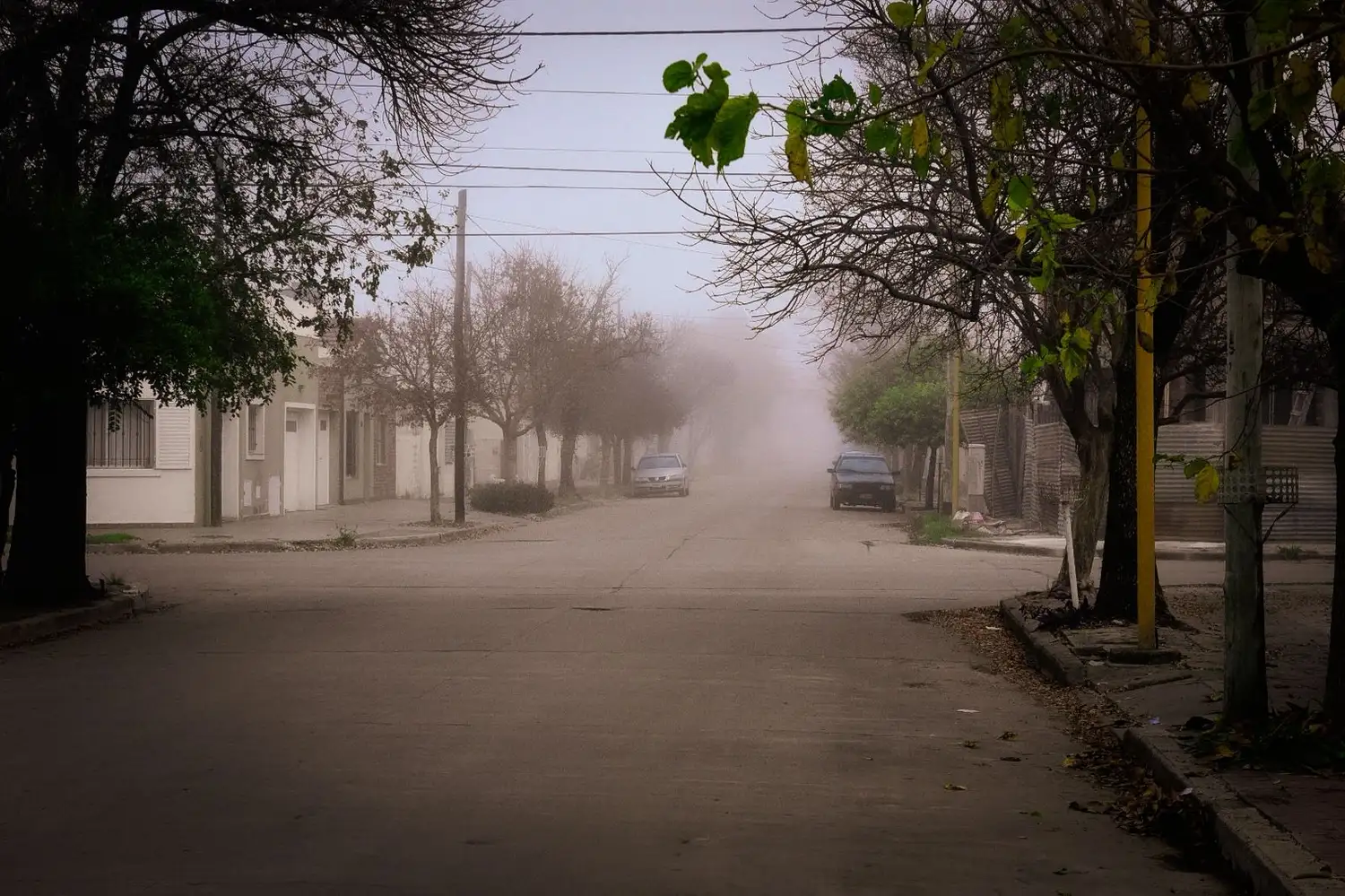 La mañana arrancó con neblina en la ciudad.