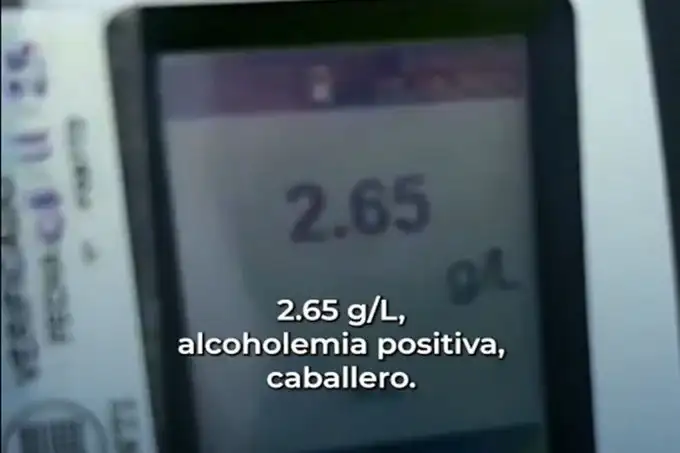 La prueba registró 2,65 g/l y los inspectores le impidieron continuar su viaje.