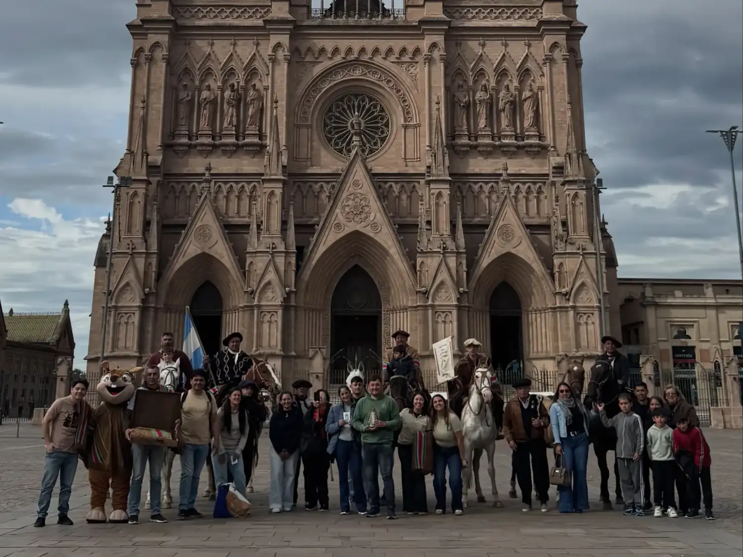 Emotiva llegada a los pies de la Basílica tras días de cabalgata. Foto: Gentileza.