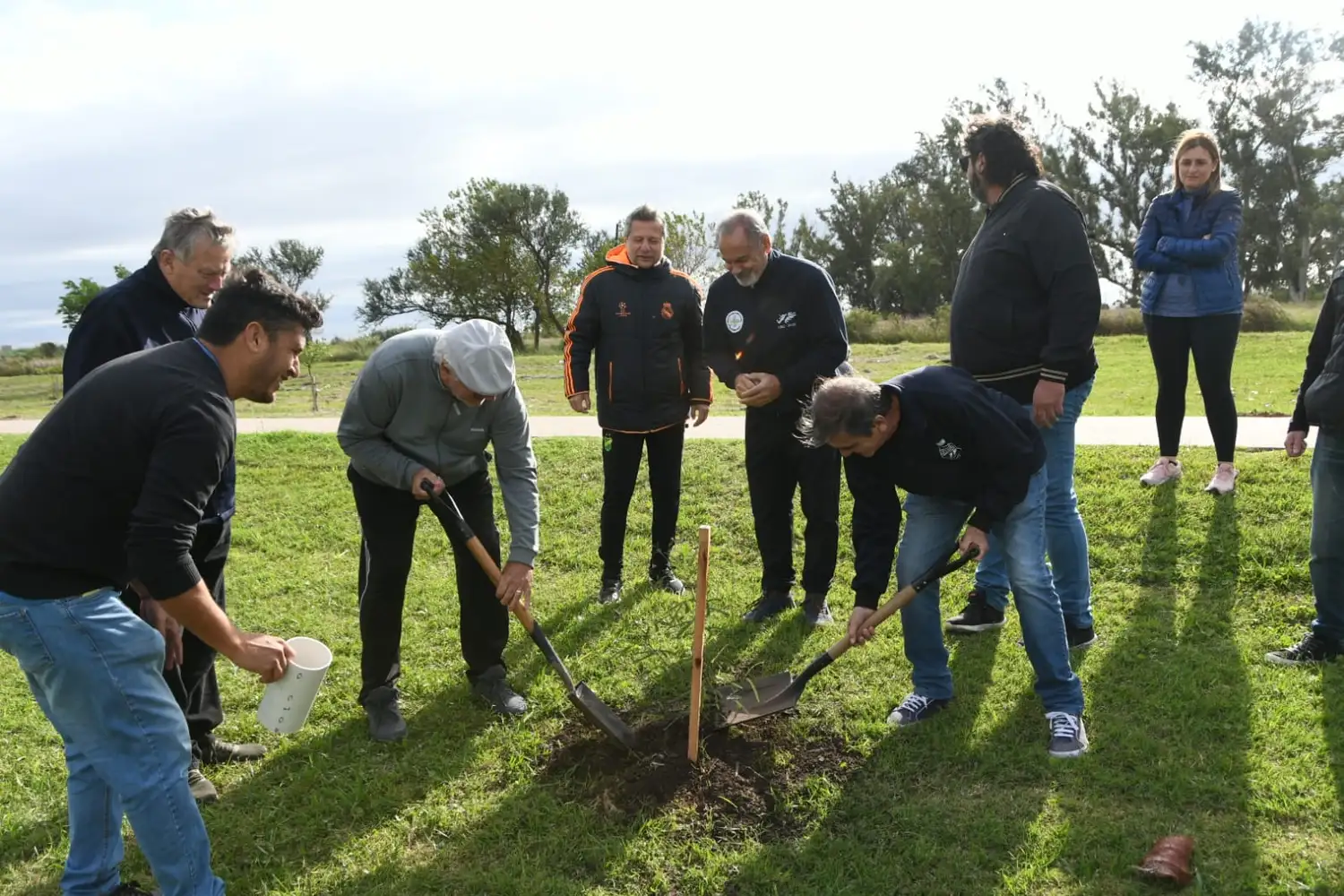 El municipio continúa la reforestación de la Costanera Norte