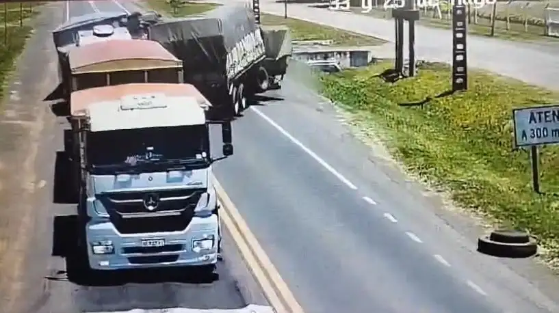 El momento en el que colisionaron los camiones. Foto: Captura del video.