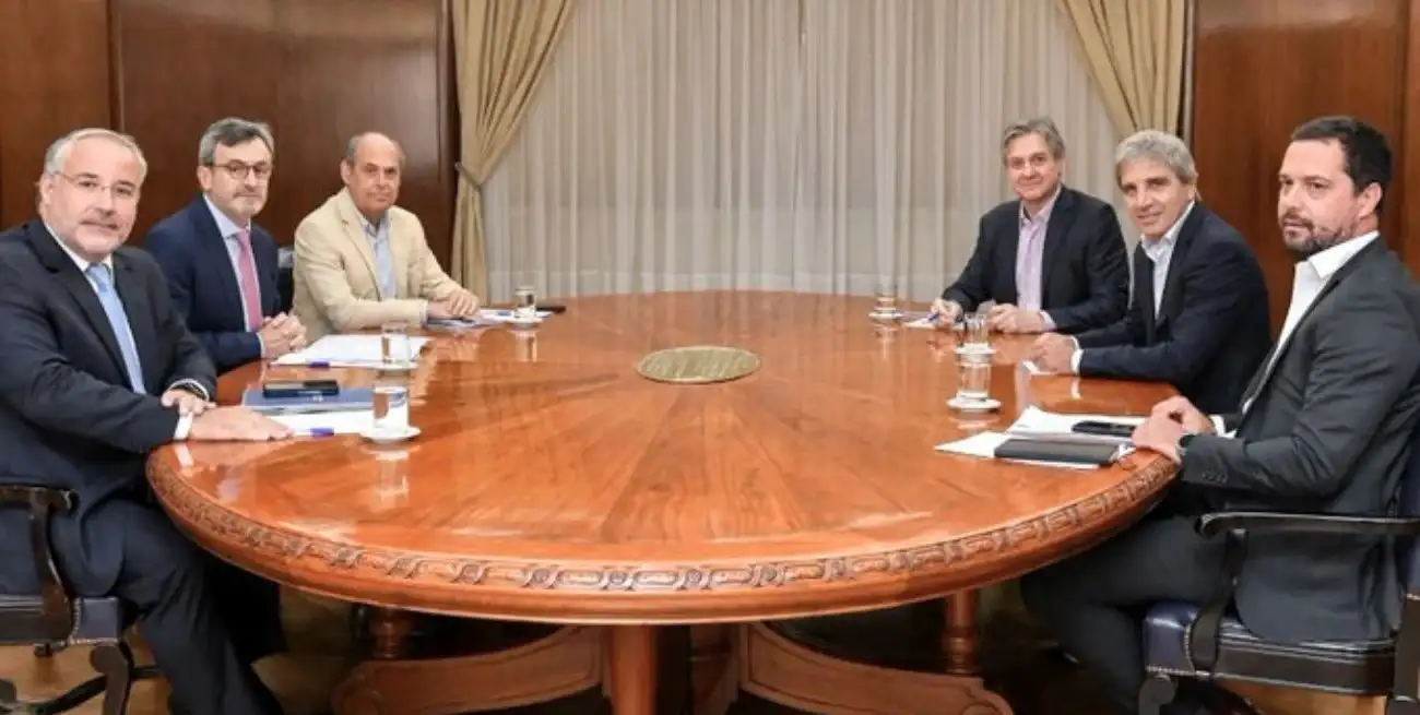 En plena discusión por la reforma laboral y con la capacidad instalada en 53,8%, Caputo recibió a la UIA con una agenda sobre costos de producción, legislación laboral, impuestos a pymes y reactivación como horizonte.