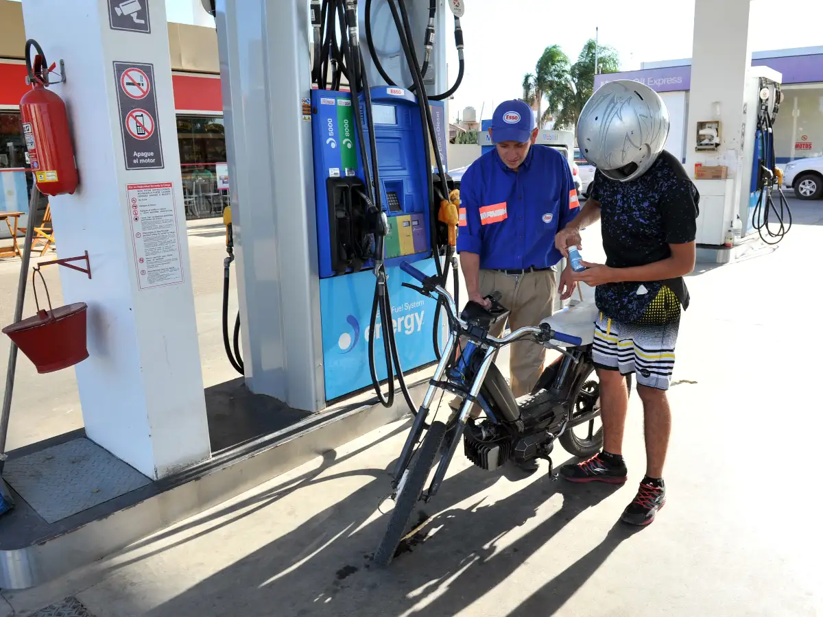 Estaciones de servicio podrían restringir horario de carga para motos  
