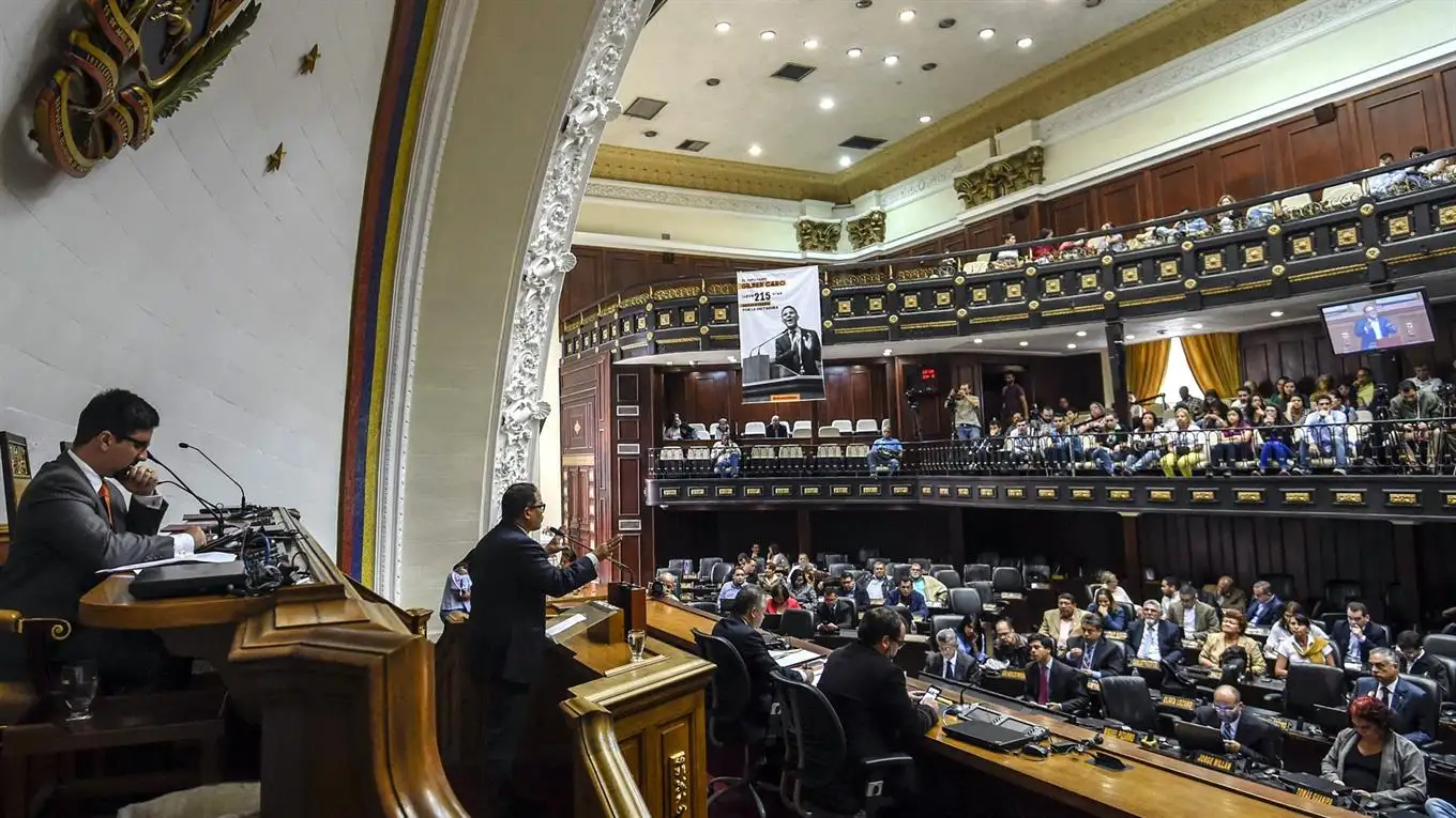 El Parlamento se planta ante la embestida de la Constituyente