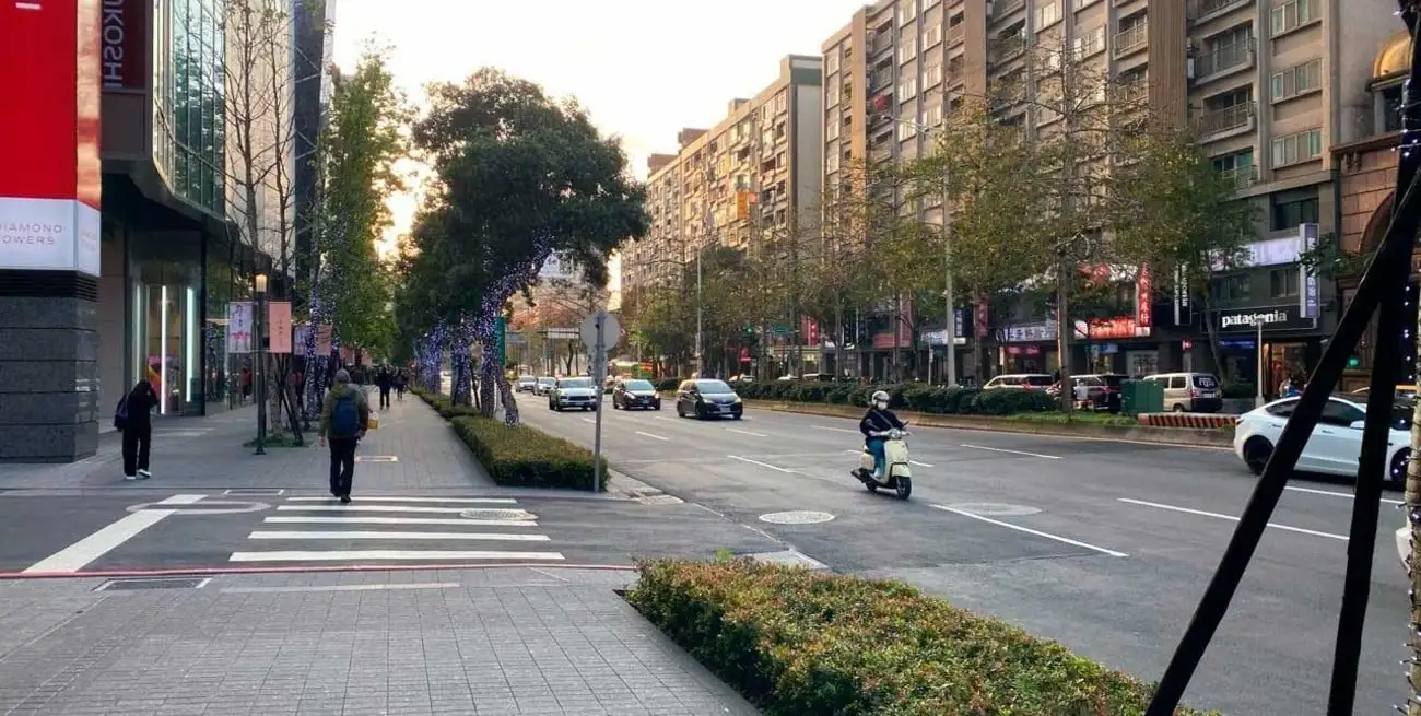 Las amplias avenidas de Taipéi, entre el cemento y la vegetación. Foto: Gonzalo Zentner