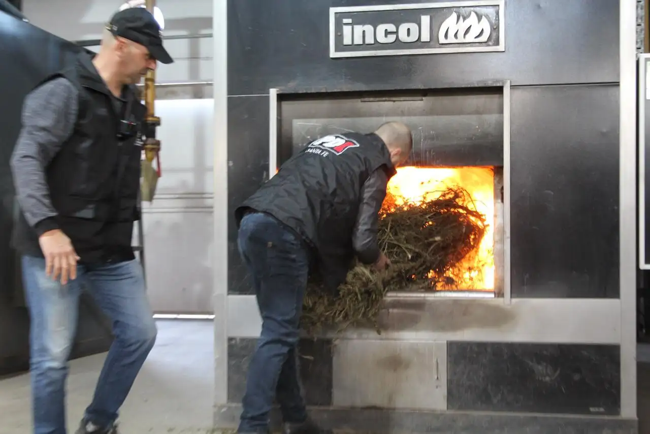 El momento en que los uniformados proceden a la quema.