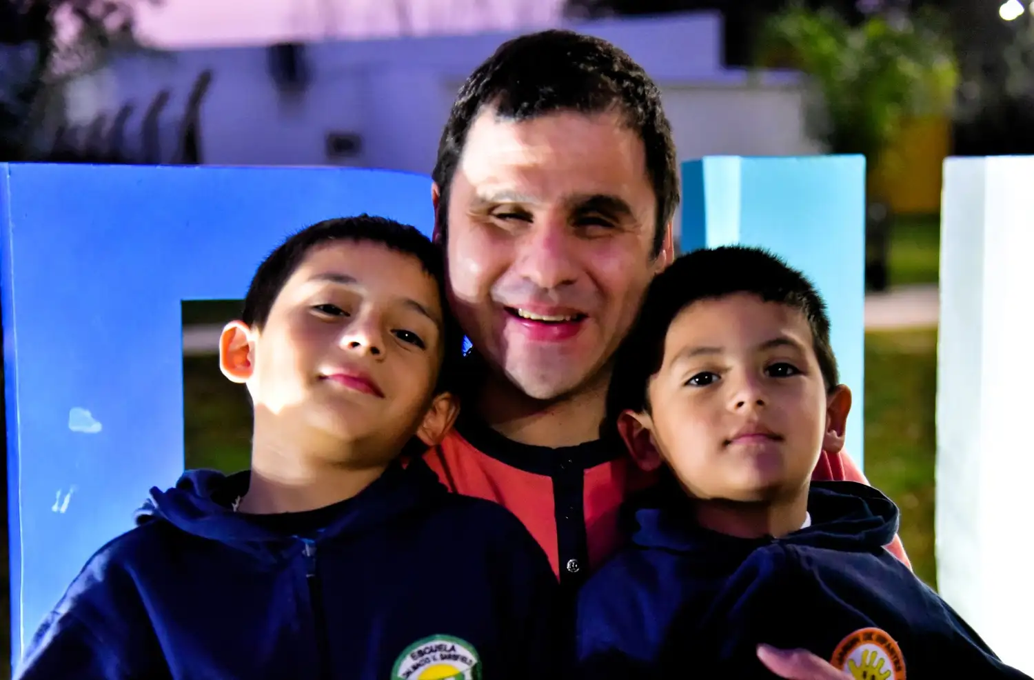 Juan Manuel junto a sus hijos Aarón y Tiago.