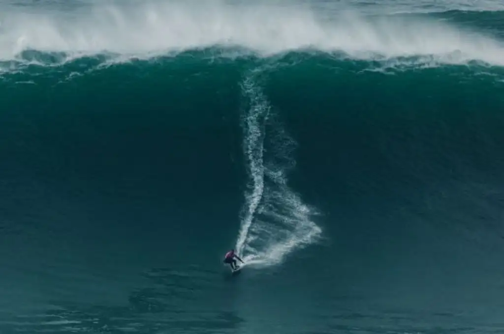 Murió un legendario surfista tras caer de una ola gigante en Portugal