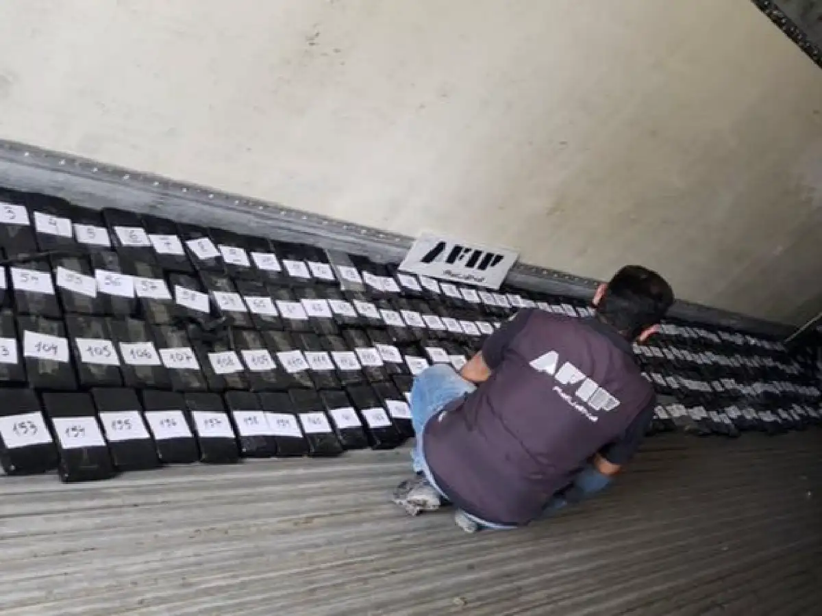 Secuestran 207 kilos de cocaína ocultos en camión de bananas