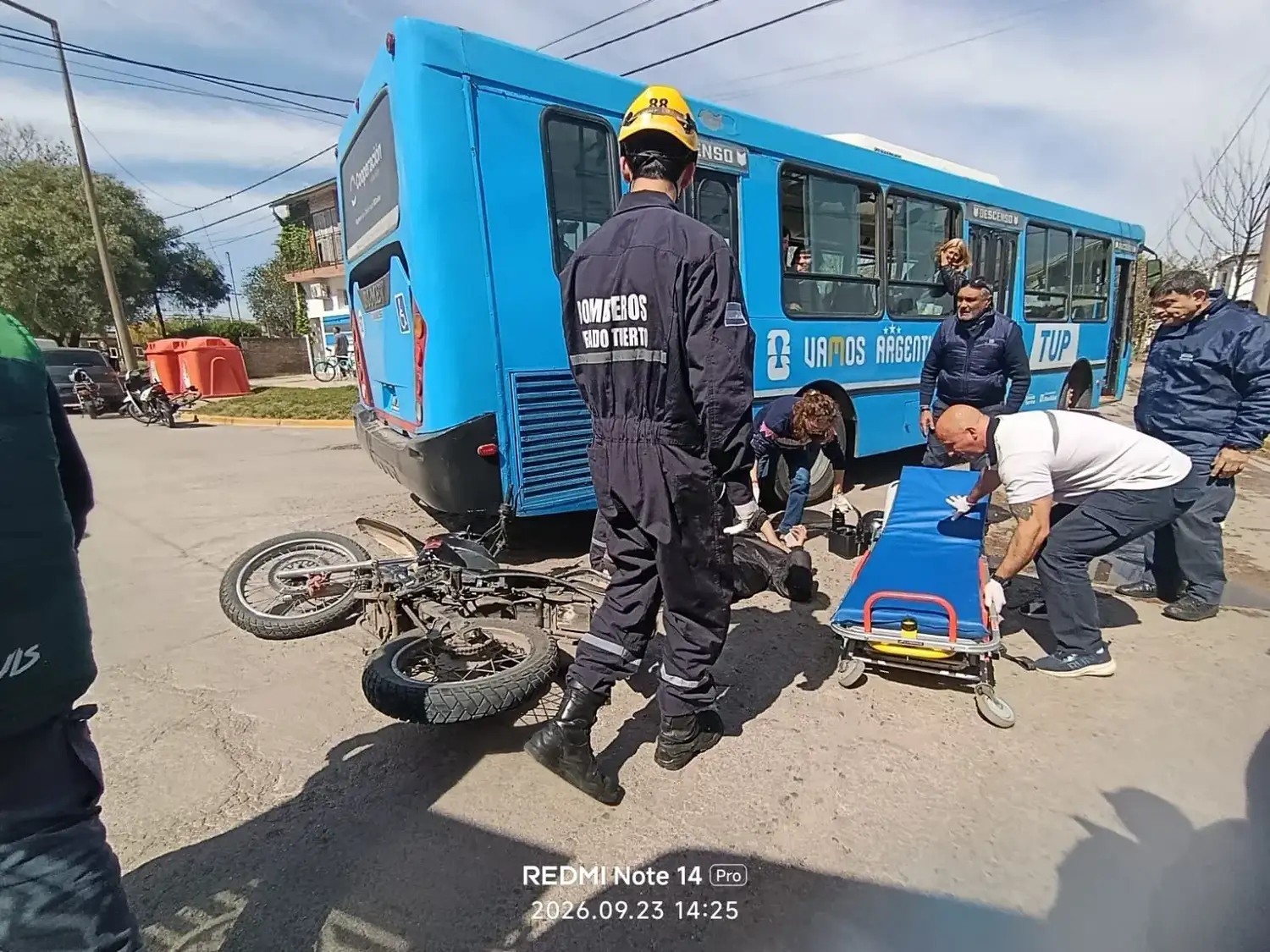 El conductor del rodado menor fue asistido por personal del SIES en el lugar y derivado para su evaluación médica. Foto: BVVT