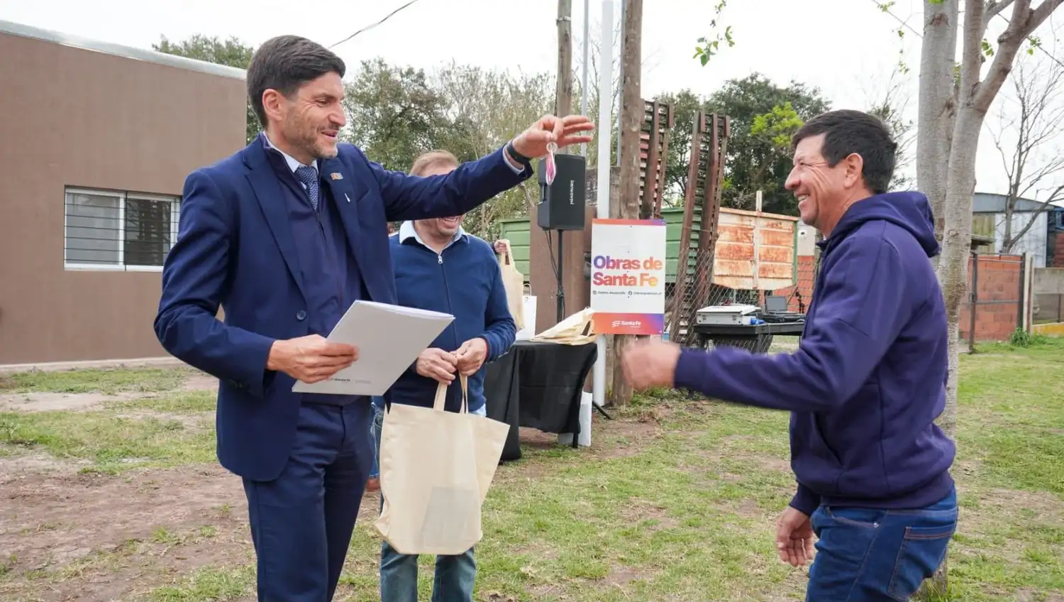 El gobernador Maximiliano Pullaro entregó las llaves de una vivienda a un vecino durante su visita al departamento General López. GSF