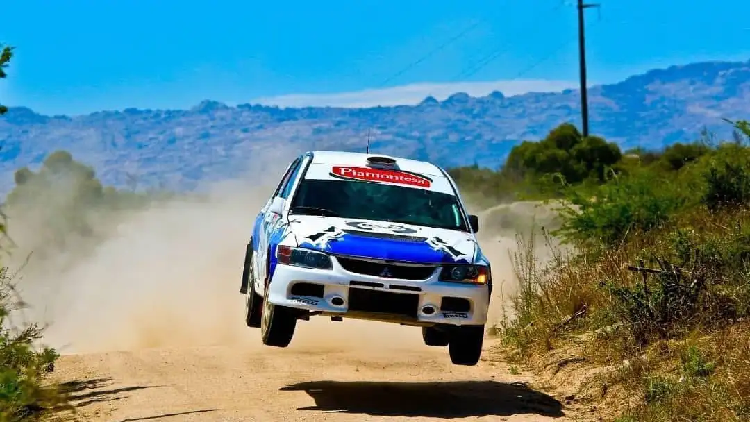 Tomás vuelve a subirse a un Mitsubishi.