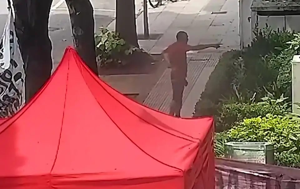 En el video se puede ver a esta persona llevando una caja bajo el brazo y agitando su brazo frente al despacho del jefe comunal.