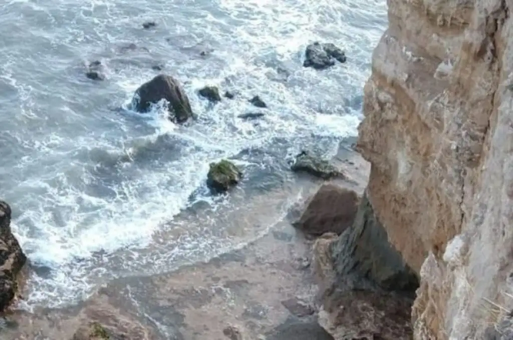 Un hombre cayó al vacío desde un acantilado de 10 metros en Mar del Plata: está grave