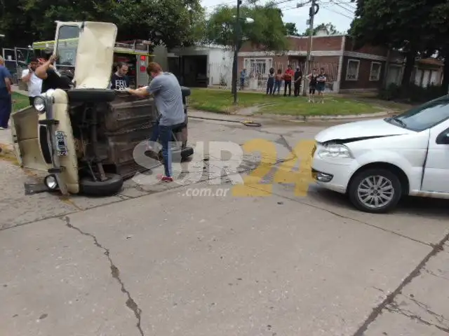 Choque y vuelco en el centro de la ciudad