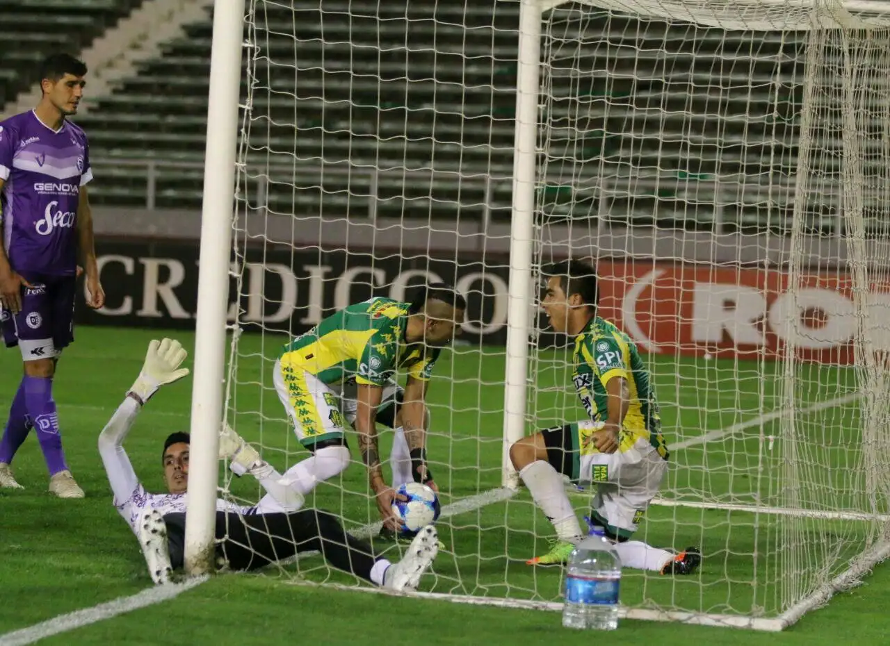 Aldosivi los mira a todos desde arriba