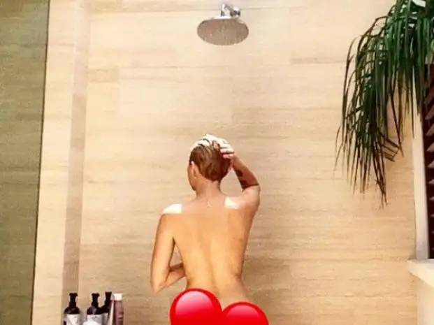 Miley Cyrus vuelve a sacudir las redes sociales con una foto totalmente desnuda en la ducha
