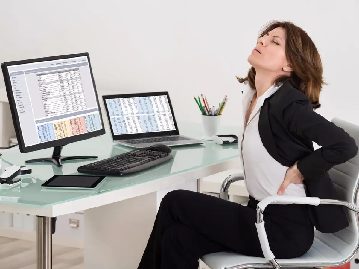 La mala costumbre de  sentarse mal en el trabajo y sus consecuencias en la salud