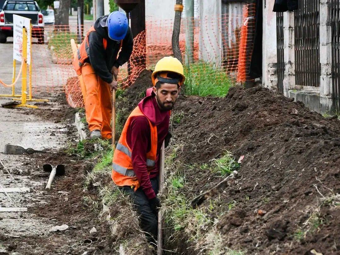 Las tareas incluyen zanjeado, colocación de cañerías y tapado.