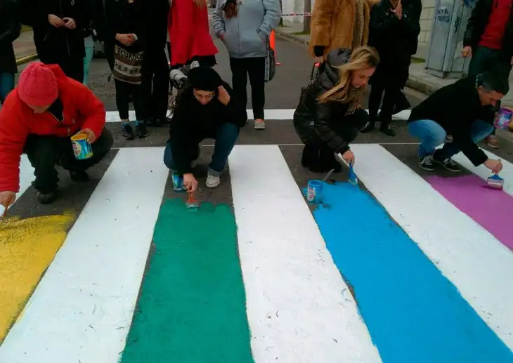 Pintada en senda peatonal por el Día Internacional del Orgullo LGBT