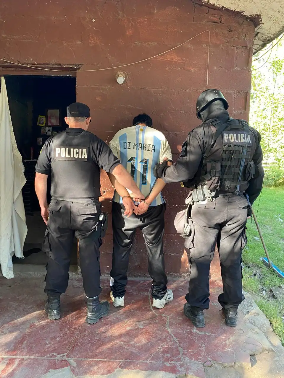 La policía deteniendo al acusado de cometer los robos.