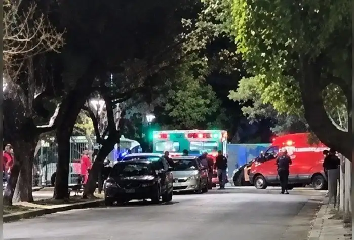 Un adolescente de 16 años murió de un disparo mientras jugaba al fútbol en una plaza