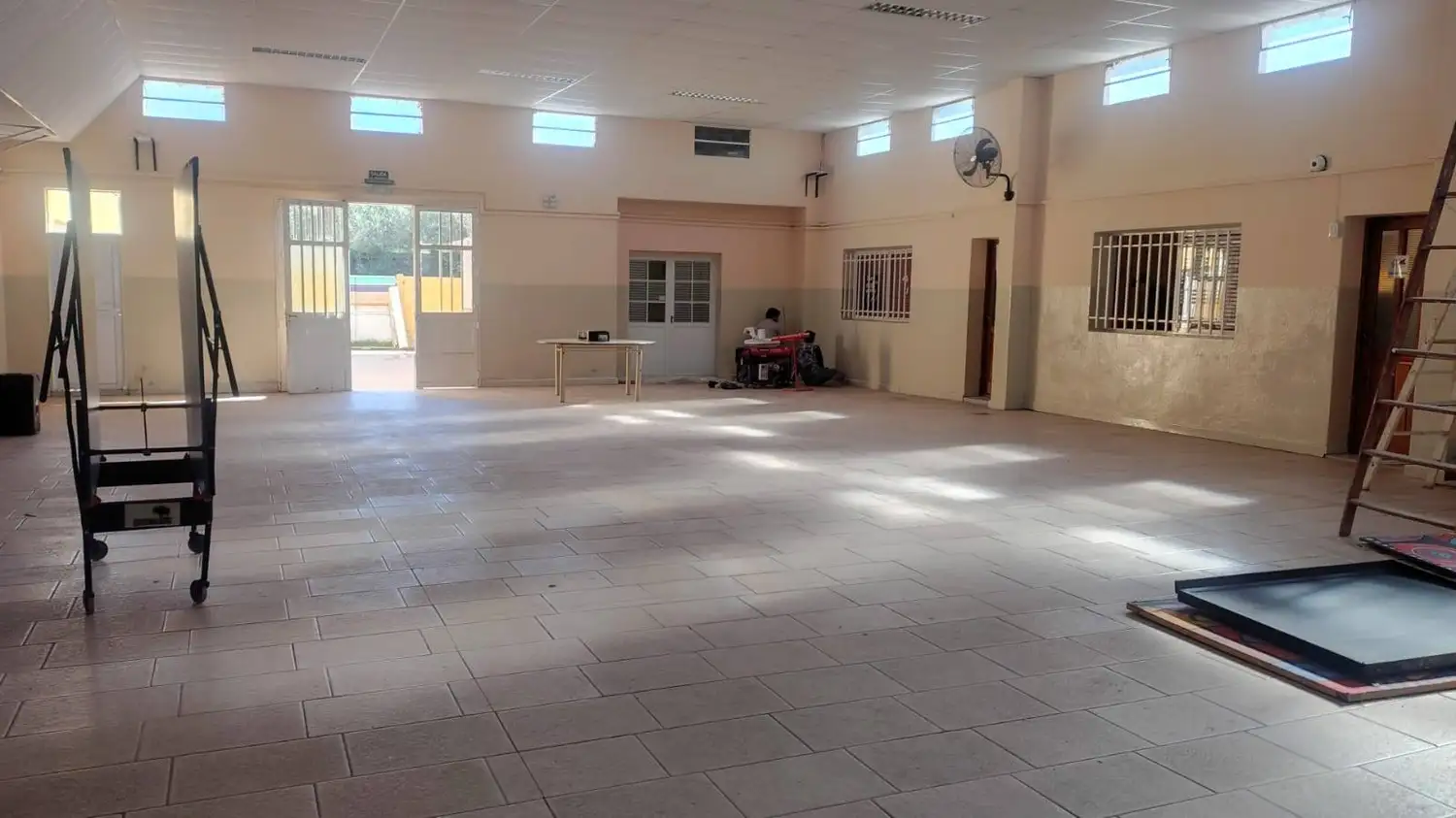 Toda la comunidad educativa y la comuna trabajan para embellecer el establecimiento educativo.