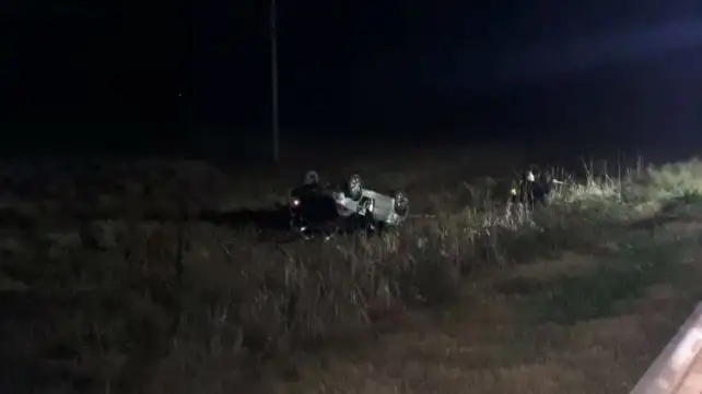 Ruta 33: un muerto y dos heridos al volcar un automóvil